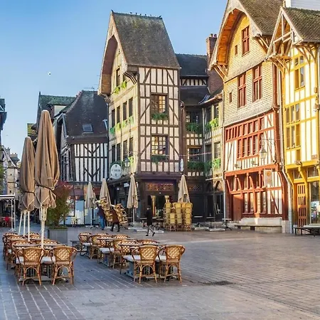 De Standing Centre Historique De Troyes